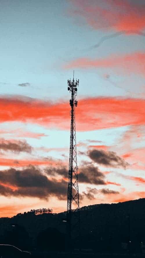 Imagen de estación base, torre con antena de Internet móvil e inalámbrico. Tipos de Internet inalámbrico.