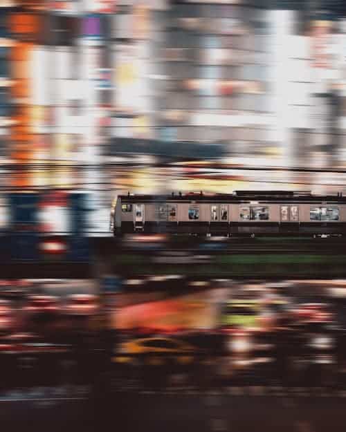 Fotografía nocturna de un tren y luces de la ciudad difuminada a alta velocidad. Imagen utilizada para un articulo sobre ¿Cómo funciona un teléfono IP?.